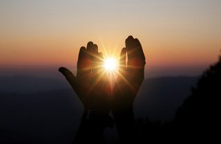 Det finns ett enklare sätt att ta hand om dödsbon Händer som hålls upp framför en solnedgång