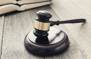 Försäljning av bohag från dödsbon Bild på auktionsklubba