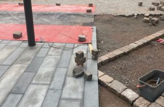 Markarbeten Plattsättning och stensättning utförs på förberedd grund