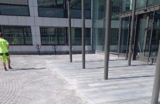 Plattsättning Bild på nylagda plattor utanför en entré