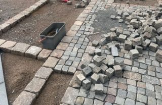 Stensättning Bild på stensättning under processens gång