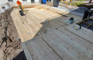 Altaner och terrasser Bild på träkonstruktion under uppbyggnad. Altan eller terrass.