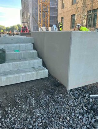 Backmangruppen markarbeten, plattsättning och stensättning i utomhusmiljö Betongtrappa installeras